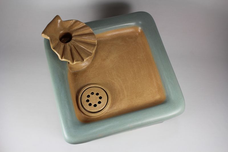 Square pet fountain with shell spout and internal battery