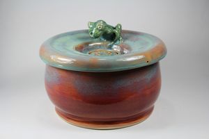 EBI-Fountain with a large secured coon lid and frog spout