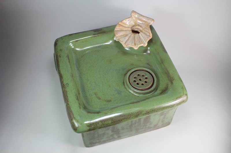Square pet fountain with shell spout and internal USB battery