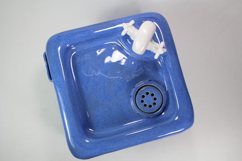 Square pet fountain with faucet spout and internal USB battery