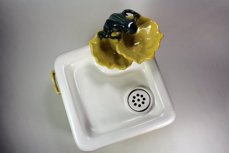 Square pet fountain with frog on flower cascade spout and internal USB battery