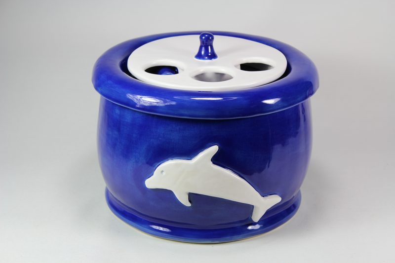 Medium sized pet drinking fountain with a 'Persian cat' spout