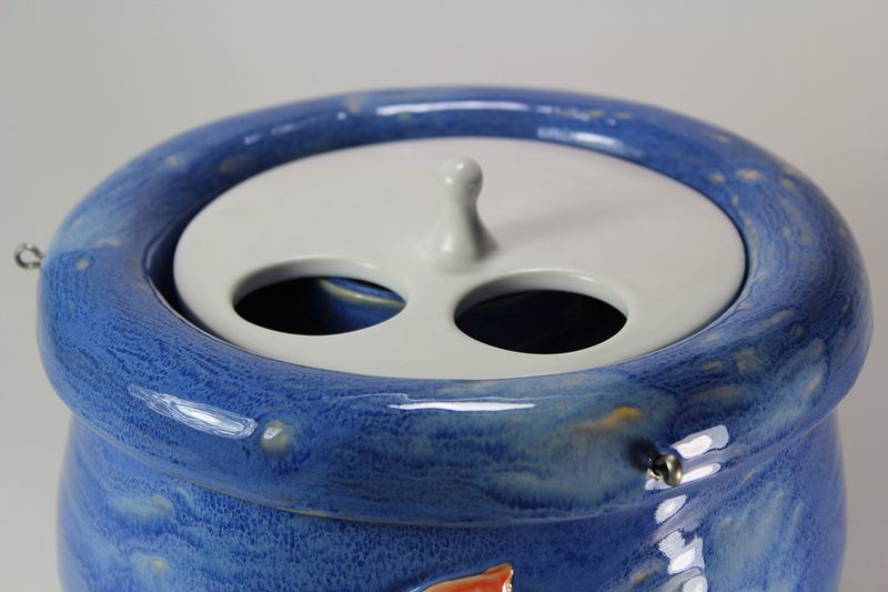 Small sized pet drinking fountain with a 'Persian cat' spout
