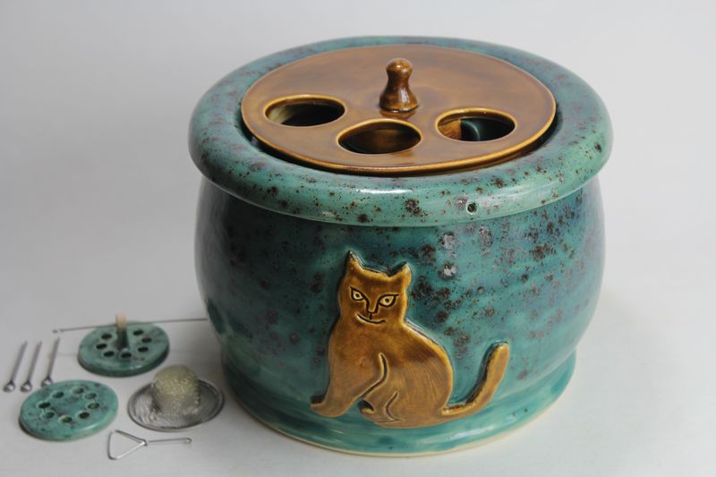 Medium sized cat drinking fountain with a 'Persian cat' spout