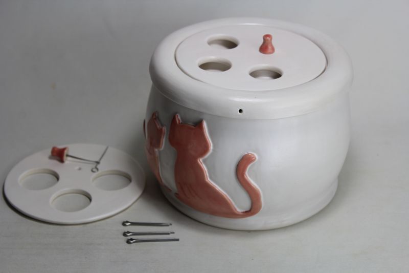 Small sized cat drinking fountain with a 'Persian cat' insert