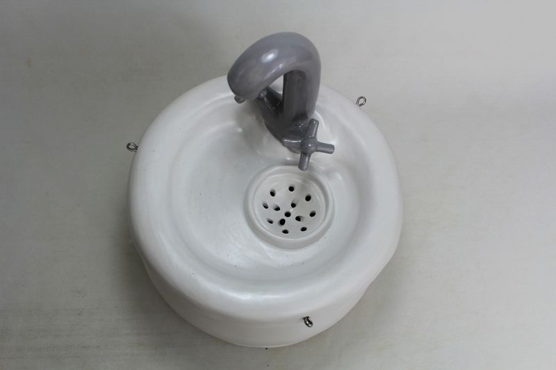 pet drinking fountain PF19025 with a faucet spout and detached battery compartment