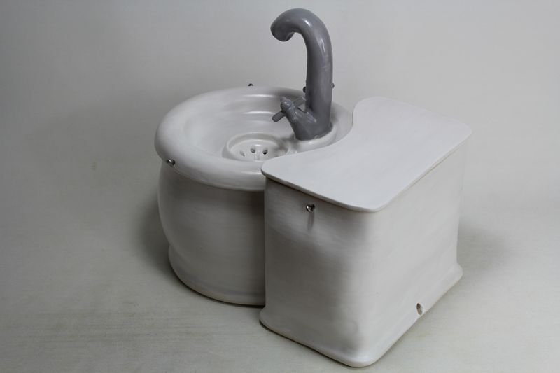 pet drinking fountain PF19025 with a faucet spout and detached battery compartment